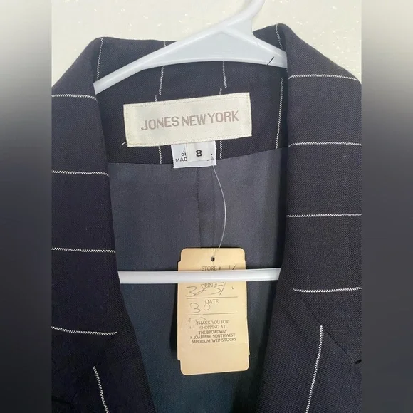 NWT VGT Jones New York Navy Blue Pinstripe Blazer with gold buttons - Picture 4 of 5